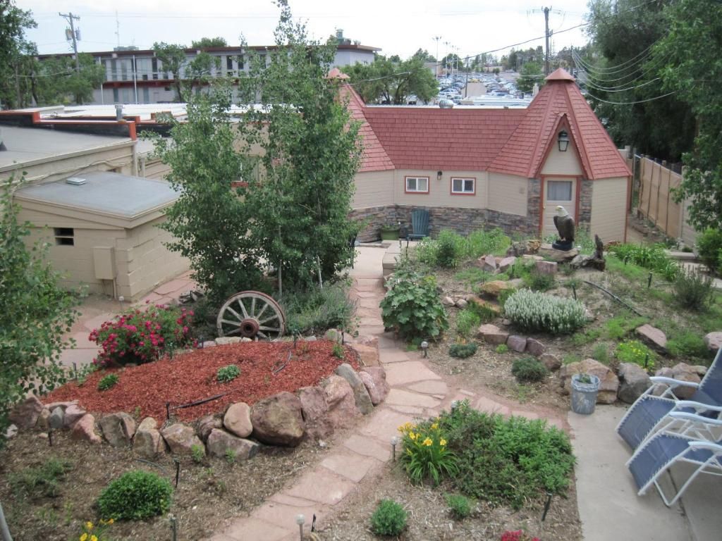 stay near Cheyenne Mountain Zoo colorado